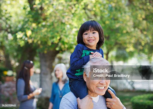 Anziani Uomo Portare Nipote Sulle Spalle - Fotografie stock e altre immagini di Terza età - Terza età, Giapponese, Etnia indo-asiatica