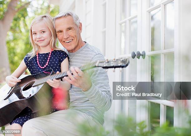 Старше Человек И Внучка Играют Гитара — стоковые фотографии и другие картинки 8-9 лет - 8-9 лет, 80-89 лет, Активный пенсионер