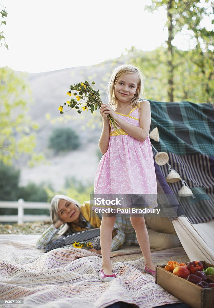 Girl holding ramo de flores en una manta - Foto de stock de Agarrar libre de derechos