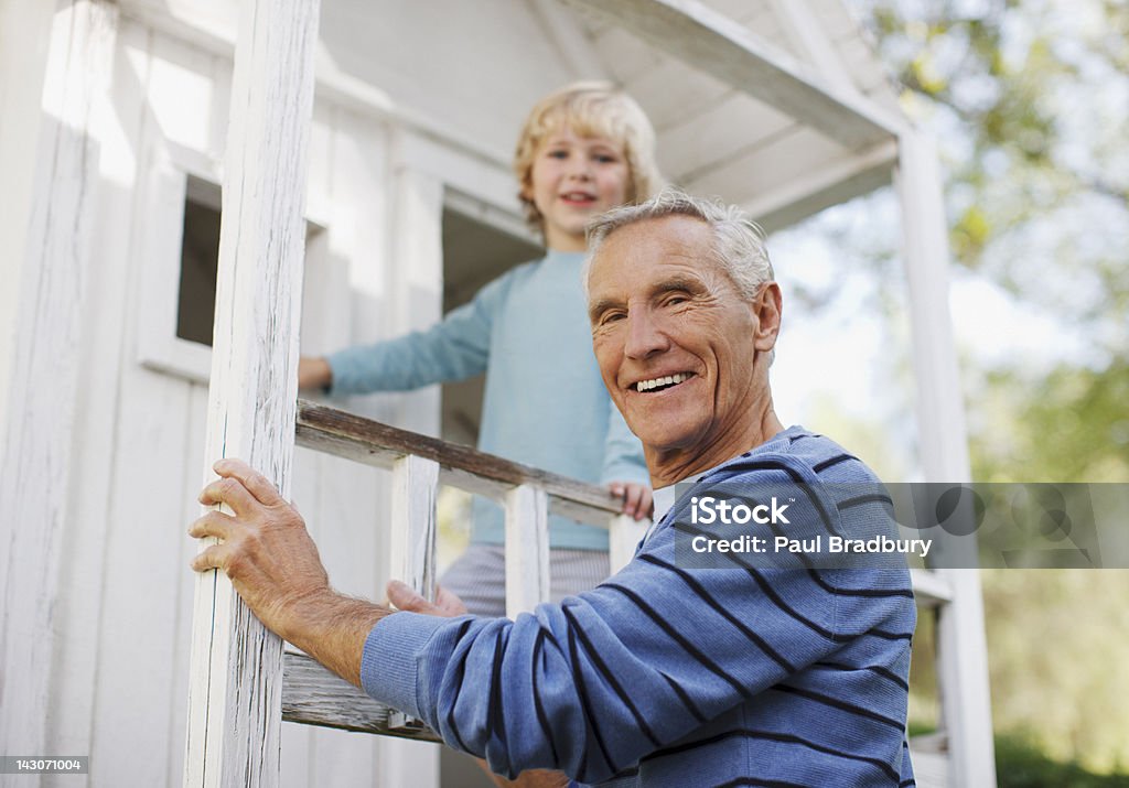 Hombre y nieto mayores jugando al aire libre - Foto de stock de 4-5 años libre de derechos