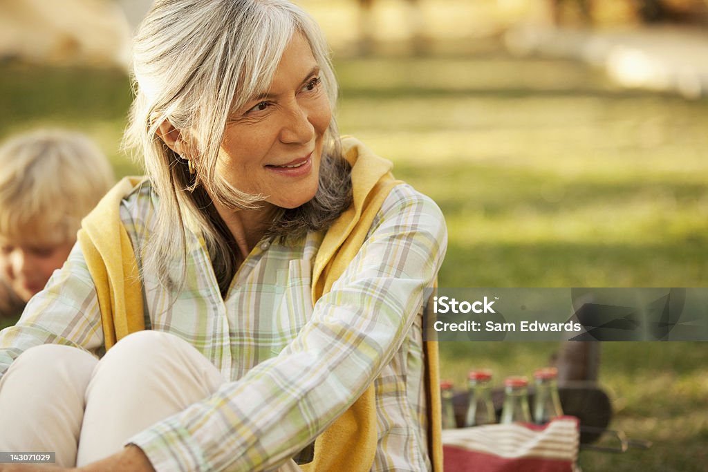 Портрет улыбающегося старшего женщина, отдыха на открытом воздухе - Стоковые фото Бабушка роялти-фри