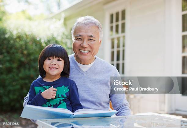 Anziani Uomo Leggendo Con Suo Nipote Allaperto - Fotografie stock e altre immagini di Nonno - Nonno, Giapponese, Terza età