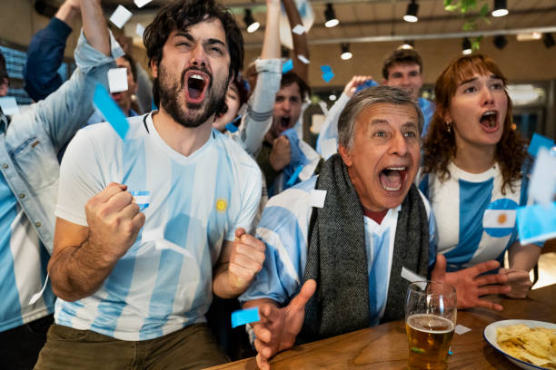 des fans de sport argentins crient et encouragent l’équipe nationale au bar sportif - argentine photos et images de collection