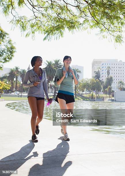 Женщины Идущие Озеро В Парке — стоковые фотографии и другие картинки Физические упражнения - Физические упражнения, Ходьба, Два человека