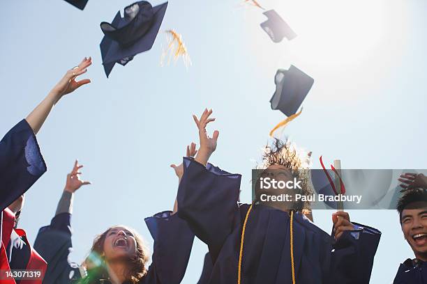 Foto de Formados Jogando Bonés No Ar e mais fotos de stock de Formatura - Formatura, Universidade, Aluno de Universidade