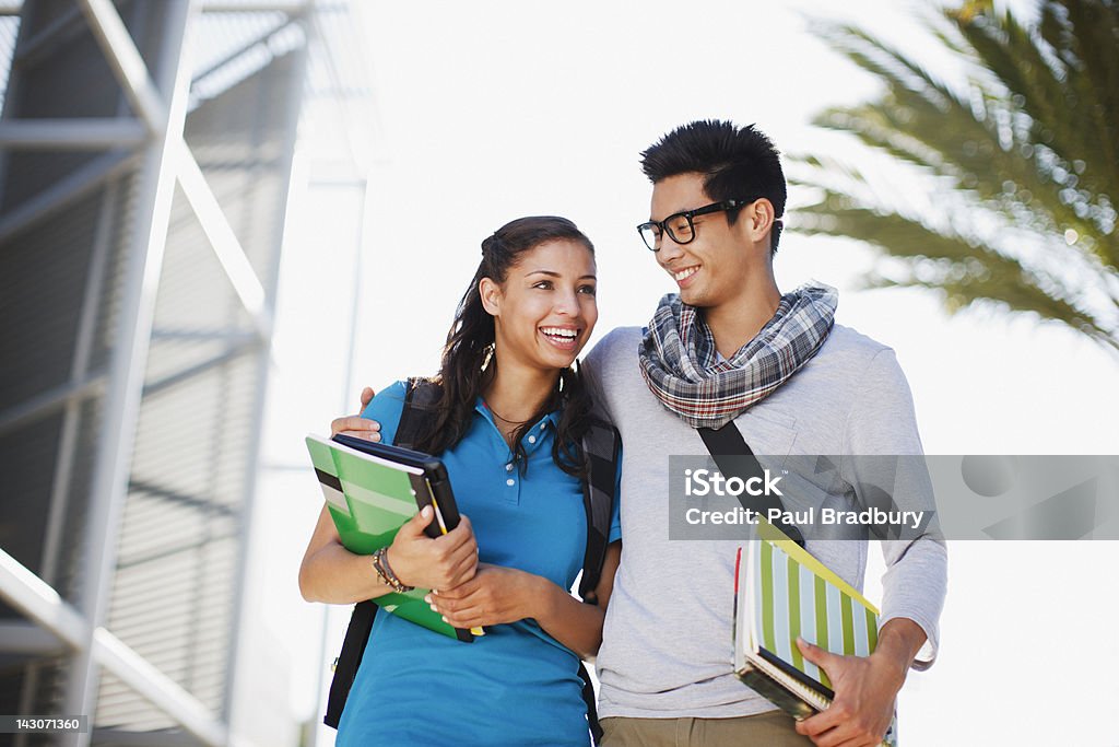 Sorridente estudantes a caminhar juntos ao ar livre - Royalty-free Escola secundária - Educação Foto de stock