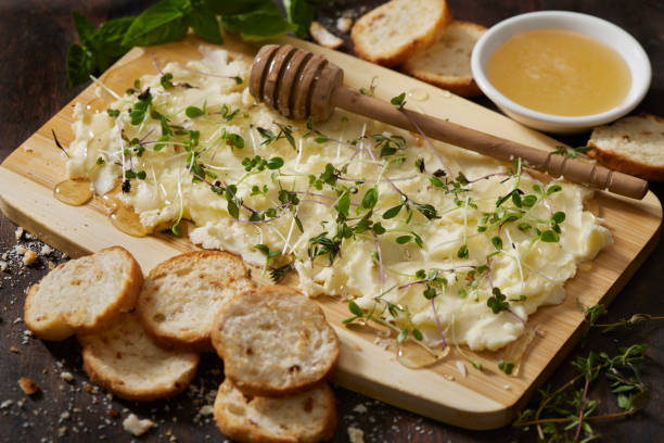 viral butter charcuterie board z ekologicznym miodem - butter zdjęcia i obrazy z banku zdjęć