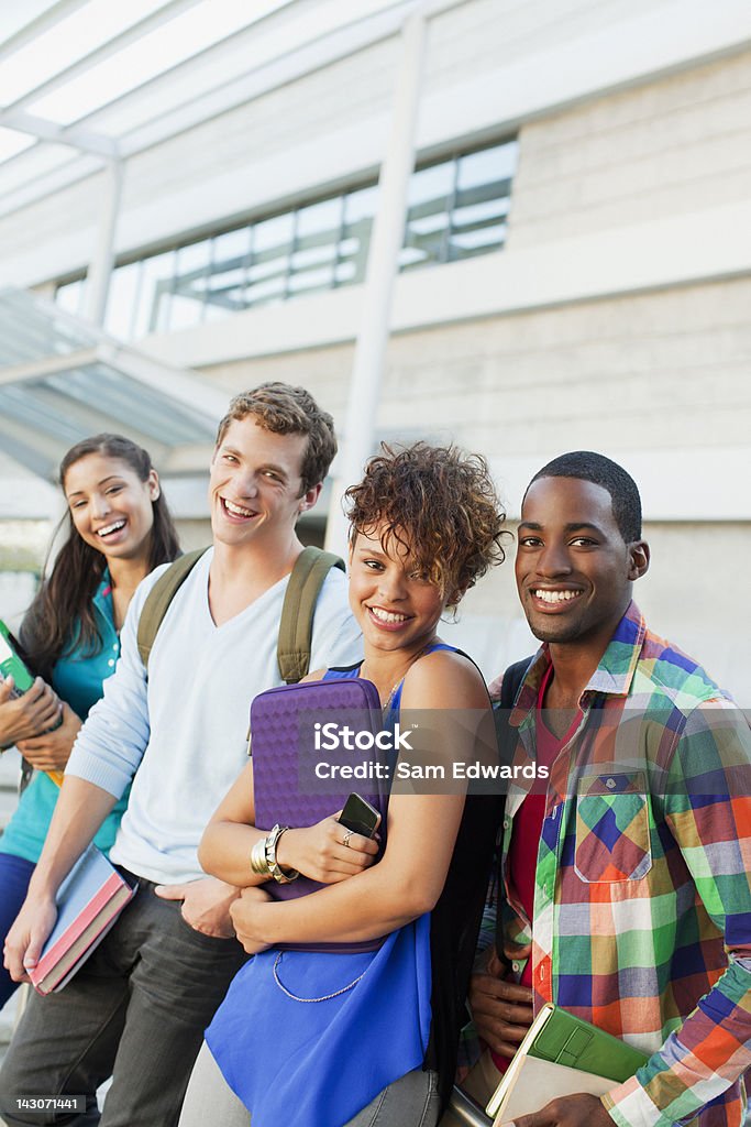 Estudantes a sorrir juntos ao ar livre - Royalty-free Aluno da Universidade Foto de stock