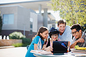 studenten-mit-laptop-zusammen-im-freien.jpg?b=1&s=170x170&k=20&c=rFVkspjhwGOuXfFehnnexJLoDXAv3TufKkeInhVSZqM=
