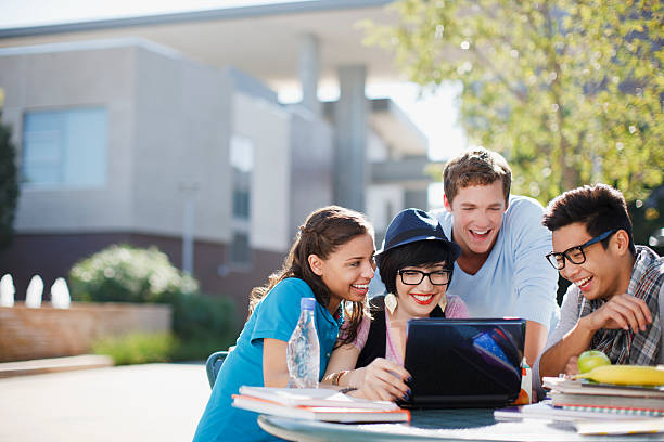 uczniowie za pomocą laptopa, razem na zewnątrz - college student student asian ethnicity high school student zdjęcia i obrazy z banku zdjęć