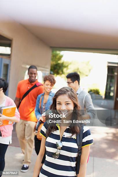 Estudiantes Caminar Juntos Al Aire Libre Foto de stock y más banco de imágenes de Estudiante de universidad - Estudiante de universidad, Estudiante de secundaria, Sonreír