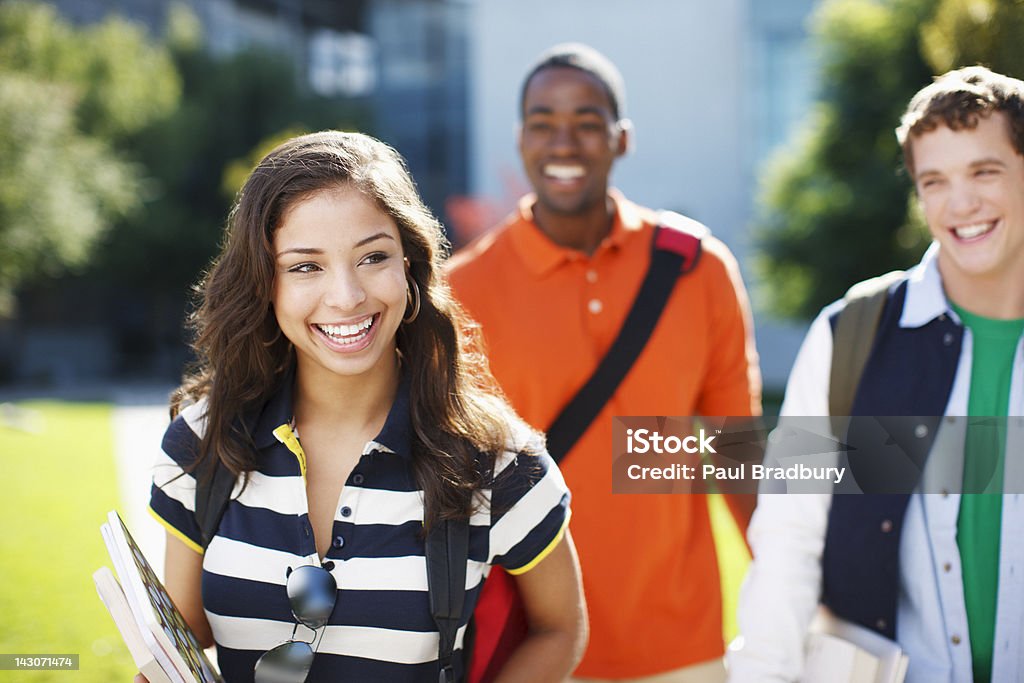 Sorridente estudantes a caminhar ao ar livre - Royalty-free Aluno da Escola Secundária Foto de stock