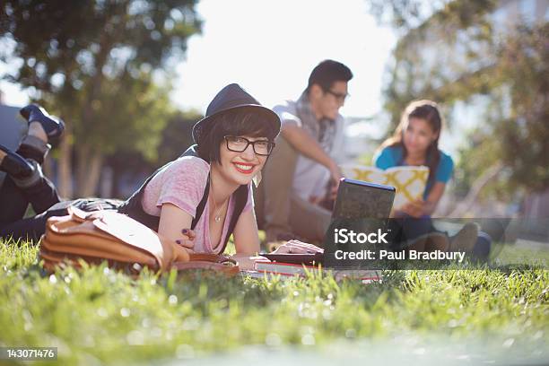 Studente Utilizzando Il Computer Portatile In Erba - Fotografie stock e altre immagini di Ambientazione esterna - Ambientazione esterna, Studiare, Erba