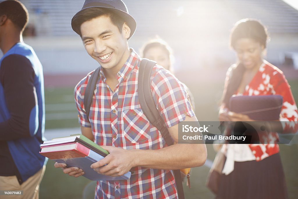 Estudiante llevando libros al aire libre - Foto de stock de Etnias asiáticas e indias libre de derechos