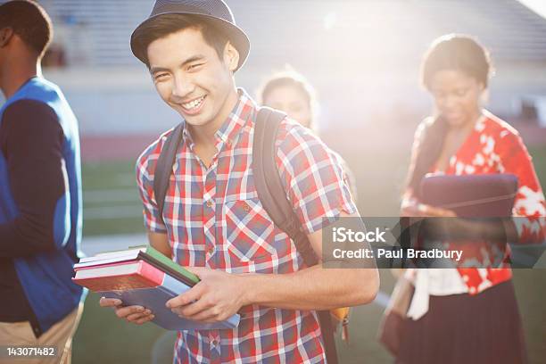 Estudiante Llevando Libros Al Aire Libre Foto de stock y más banco de imágenes de Etnias asiáticas e indias - Etnias asiáticas e indias, Estudiante, Universidad