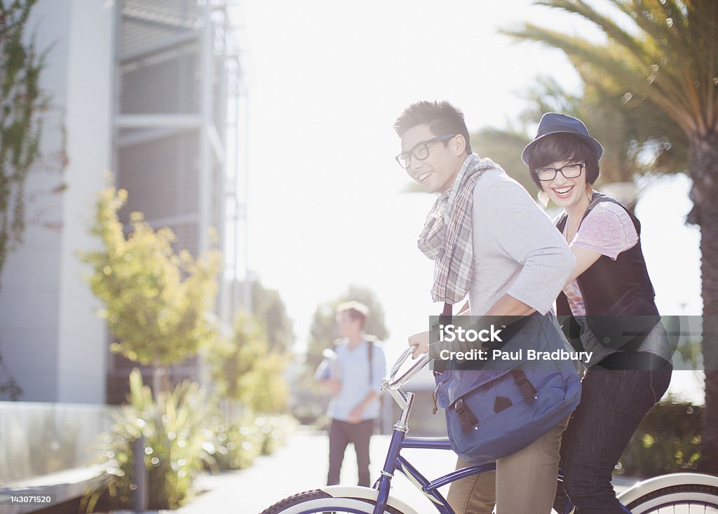 Coppia biciclette equitazione insieme - Foto stock royalty-free di Studente universitario