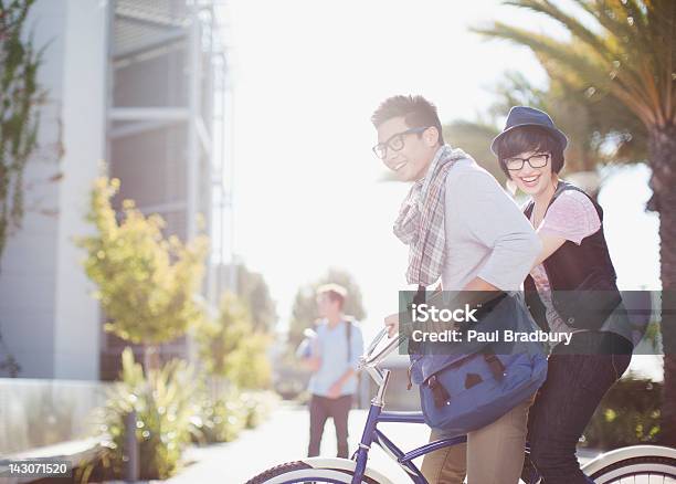 Coppia Biciclette Equitazione Insieme - Fotografie stock e altre immagini di Studente universitario - Studente universitario, Città universitaria, Educazione