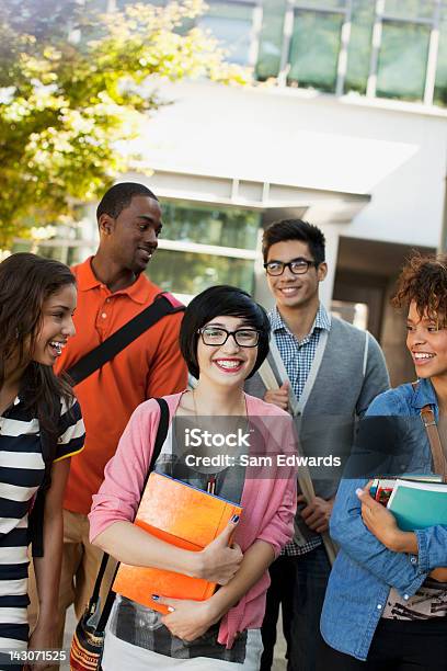 Foto de Alunos Caminhando Juntos Ao Ar Livre e mais fotos de stock de Aluno de Universidade - Aluno de Universidade, Grupo Multiétnico, Aluno do Ensino Médio