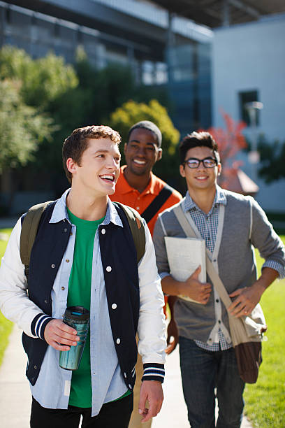 Students walking together outdoors  20 29 years photos stock pictures, royalty-free photos & images