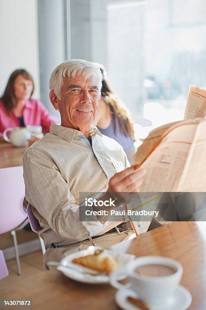 Photo libre de droit de Homme Lisant Un Journal Dans Le Café banque d'images et plus d'images libres de droit de Hommes seniors - Hommes seniors, Boire, Journal