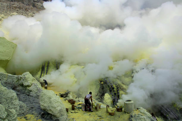 mineiros de enxofre na cratera ijen localizada a uma altitude de 2148 mdpl - group of people journey effort travel destinations - fotografias e filmes do acervo