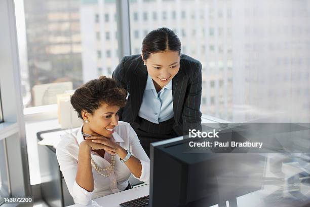 Mujeres De Negocio Juntos En La Oficina Foto de stock y más banco de imágenes de Ordenador - Ordenador, PC de escritorio, Oficina