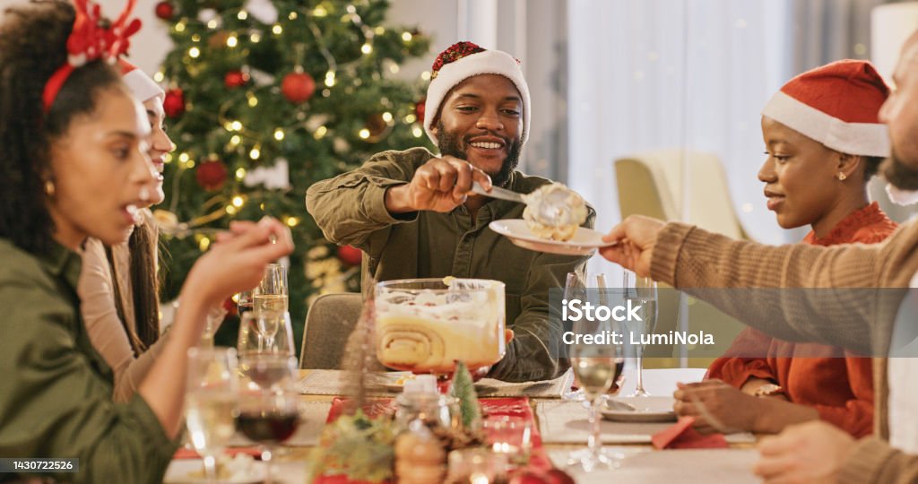 Foto de Celebração De Natal Sobremesa E Pessoas Comendo Em Uma Mesa De  Jantar Por Amor Felicidade E Feriado Família Feliz Ou Grupo De Amigos  Compartilham Bolo Comida E Vinho Em Uma