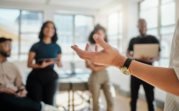 motivation, coaching und präsentation mit teambuilding-meeting in einem büro durch geschäftsleute und einen mentor. führung, management und training mit team-learning-wachstum und marketingstrategie - local train stock-fotos und bilder