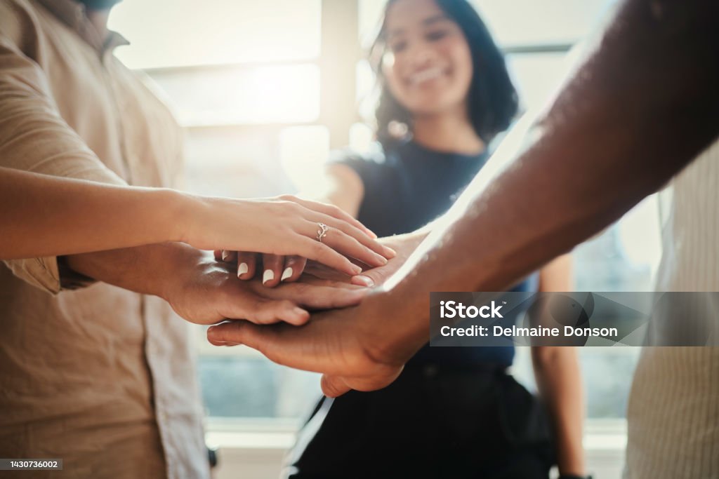 Oamenii de afaceri, motivația mâinilor și a team building-ului în cerc de sprijin, încredere și colaborare în birou. Zoom pe celebrarea grupului de diversitate sau întâlnirea globală a companiei cu obiectiv și idee de inovare - Fotografie de stoc Team building fără redevențe Oamenii de afaceri, motivația mâinilor și a team building-ului în cerc de sprijin, încredere și colaborare în birou. Zoom pe celebrarea grupului de diversitate sau întâlnirea globală a companiei cu obiectiv și idee de inovare - Fotografie de stoc Team building fără redevențe