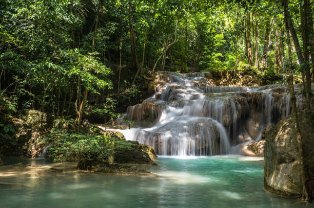 vue du paysage de la cascade d’erawan kanchanaburi thaïlande. - waterfall tropical rainforest erawan thailand photos et images de collection