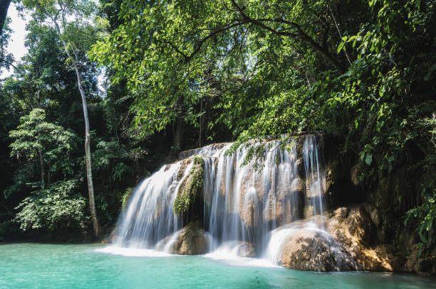 vue du paysage de la cascade d’erawan kanchanaburi thaïlande. - erawan national park beauty in nature waterfall photos et images de collection