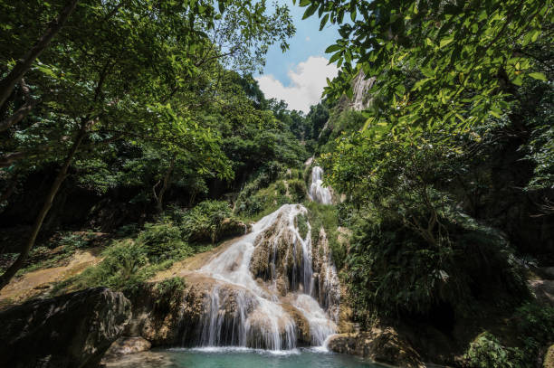 vue du paysage de la cascade d’erawan kanchanaburi thaïlande. - national park kanchanaburi province thailand waterfall photos et images de collection