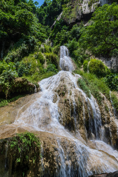 vue du paysage de la cascade d’erawan kanchanaburi thaïlande. - waterfall tropical rainforest erawan thailand photos et images de collection