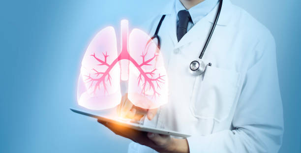 lekarz pulmonolog pokazujący wirtualny ekran problemu medycznego płuc i ikon medycznych. koncepcja technologii medycznej w opiece zdrowotnej. - pasemka obrazy zdjęcia i obrazy z banku zdjęć