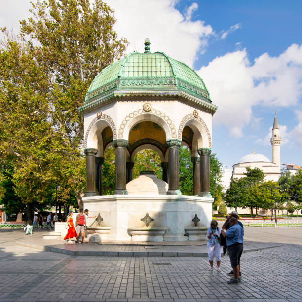 fontana tedesca, o alman cesmesi, fontana in stile gazebo nel vecchio ippodromo, o piazza sultanahmet, istanbul, turchia - istanbul people faucet turkey foto e immagini stock