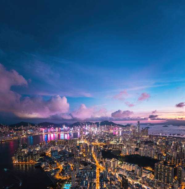 paisagem futurista da cidade, tom cyberpunk de metrópole, kowloon, hong kong, vista aérea noturna - hong kong skyline night china - fotografias e filmes do acervo