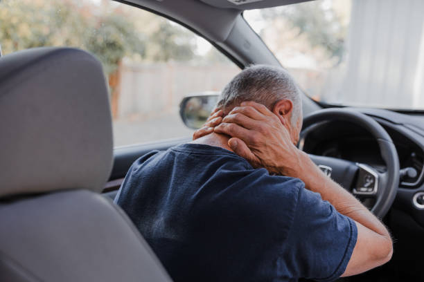 homme d’âge moyen souffrant de douleurs au cou - accident de voiture photos et images de collection