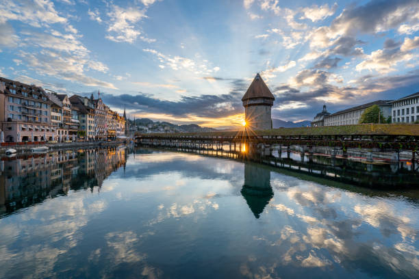 vibrante sunrise sobre a ponte da capela em lucerna, distrito de downton da suíça e o rio reuss - berne switzerland europe bridge - fotografias e filmes do acervo