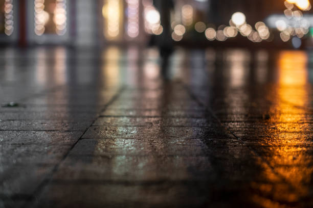paysage urbain nocturne, lumières colorées reflétées dans l’asphalte mouillé à l’automne. rue nocturne pluvieuse dans la ville. les lumières d’une nuit pluvieuse dans la ville automnale de flou et de bokeh. illumination de la rue au néon apr� - night wet road street photos et images de collection