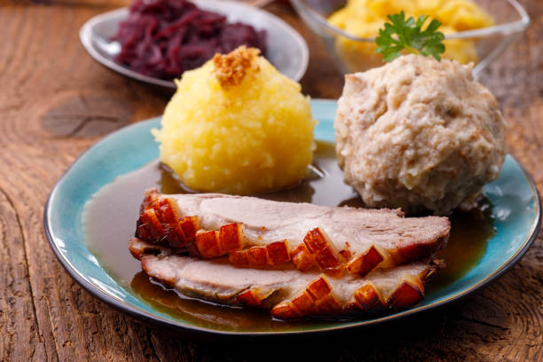 bawarska pieczona wieprzowina - ham baked roast pork holiday zdjęcia i obrazy z banku zdjęć