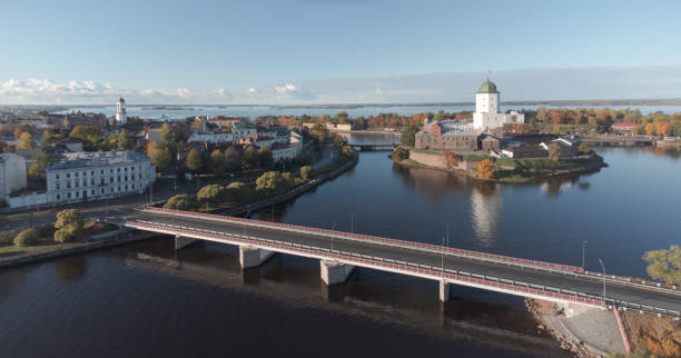 luftbild des historischen zentrums von wyborg. wasserfläche der wyborger bucht - viborg stock-fotos und bilder