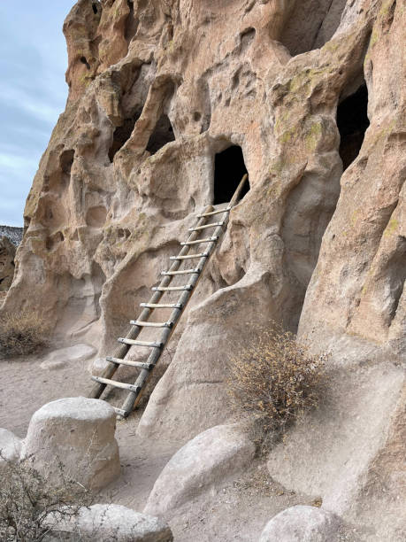 bandelier cliff wohnungen - bandelier national monument stock-fotos und bilder