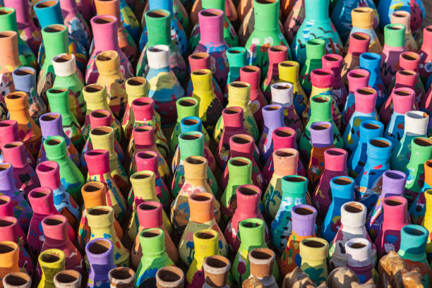 cerámica a la venta al turista en faiyum oasis. - fayoum fotografías e imágenes de stock