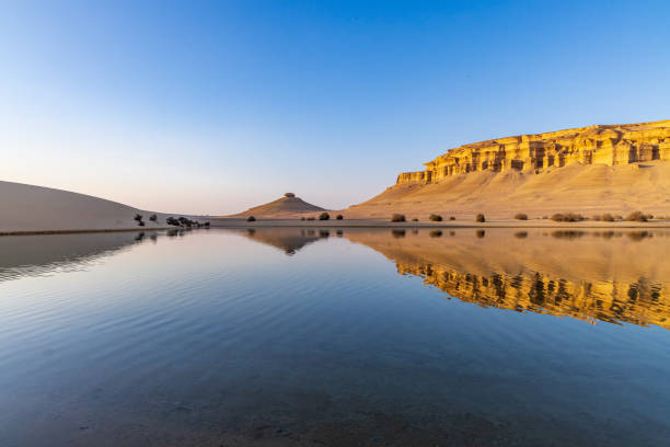 reflexiones en el lago qarun en el desierto en faiyum oasis. - fayoum fotografías e imágenes de stock