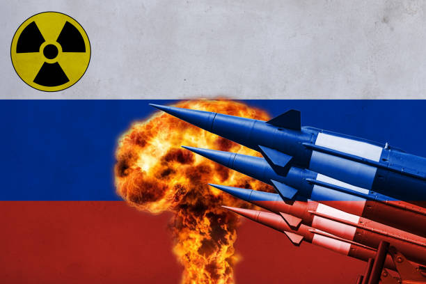 pływające rakiety na tle rosyjskiej flagi - broń masowej zagłady zdjęcia i obrazy z banku zdjęć