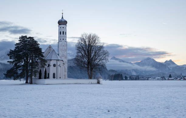 ドイツのフュッセンの冬の風景教会 - st colomans church ストックフォトと画像