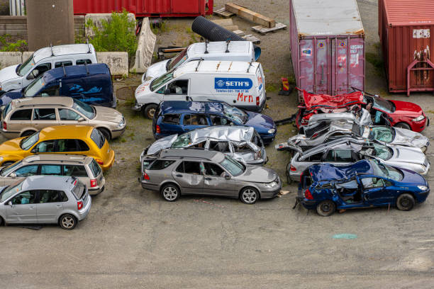 auto gravemente danneggiate utilizzate per la formazione dei soccorritori.. - driving training car safety foto e immagini stock