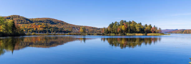 espectacular otoño, mont tremblant, quebec, canadá - indiana summer lake tree fotografías e imágenes de stock