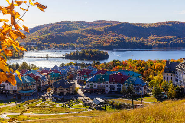 espectacular otoño, mont tremblant, quebec, canadá - indiana summer lake tree fotografías e imágenes de stock