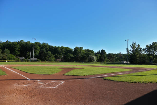 campo de béisbol gran angular blue sky - baseball diamond baseball baseline grass fotografías e imágenes de stock
